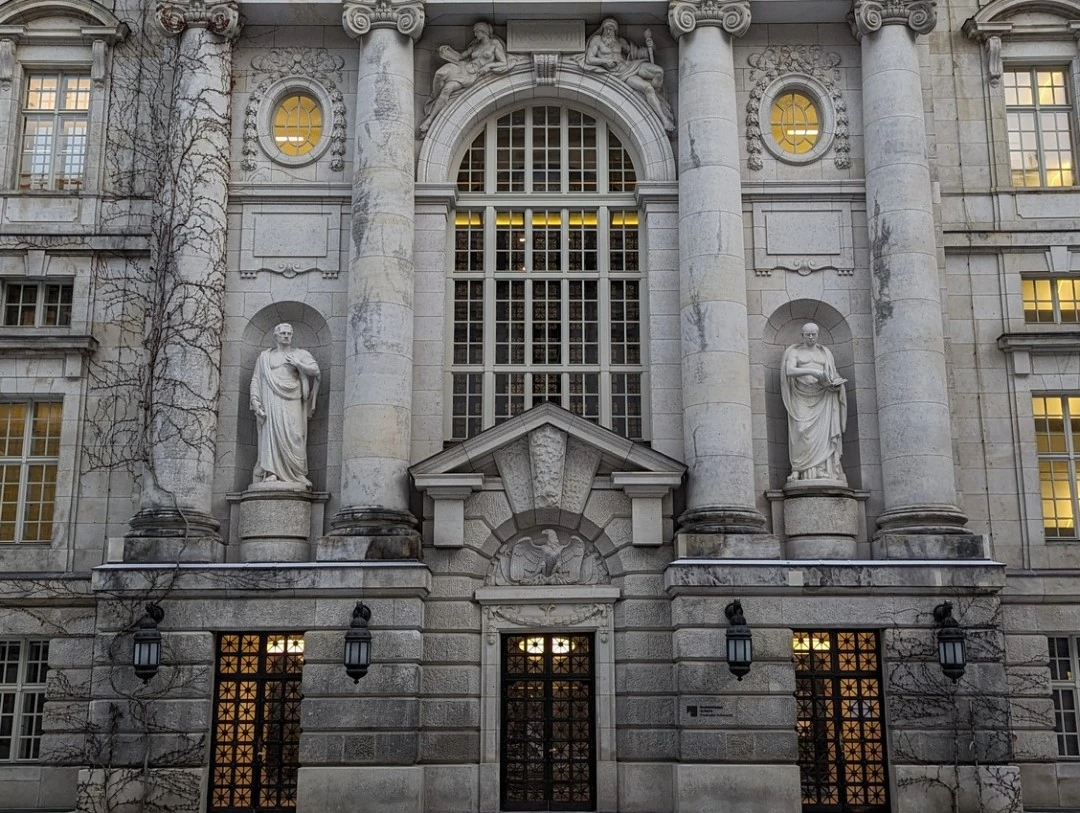 Fronteingang der Staatsbibliothek