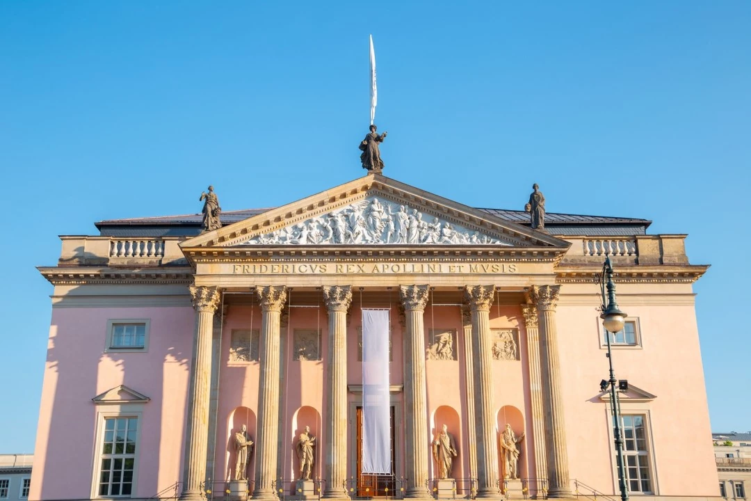 Frontansicht der Staatsoper