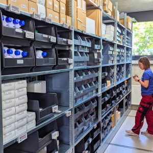 Die neuen Regale bei B.I.N.S.S. werden von einer Mitarbeiterin benutzt.